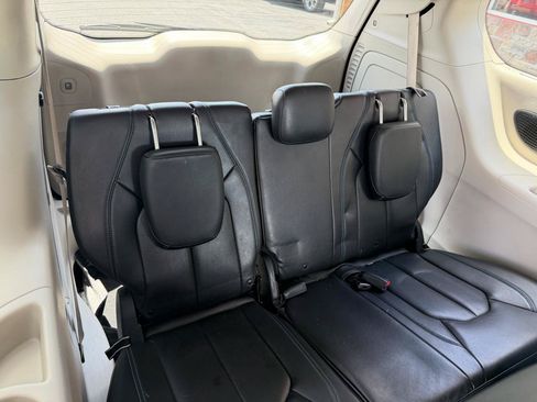 Used 2021 Chrysler Pacifica Touring-L FWD image 21