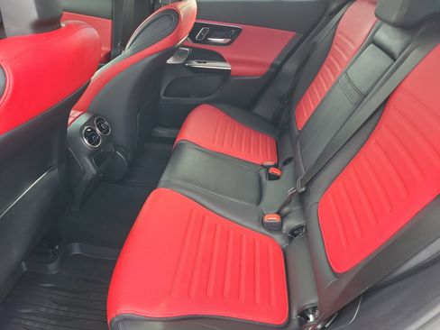 Used 2024 Mercedes-Benz GLC 300 4MATIC image 23