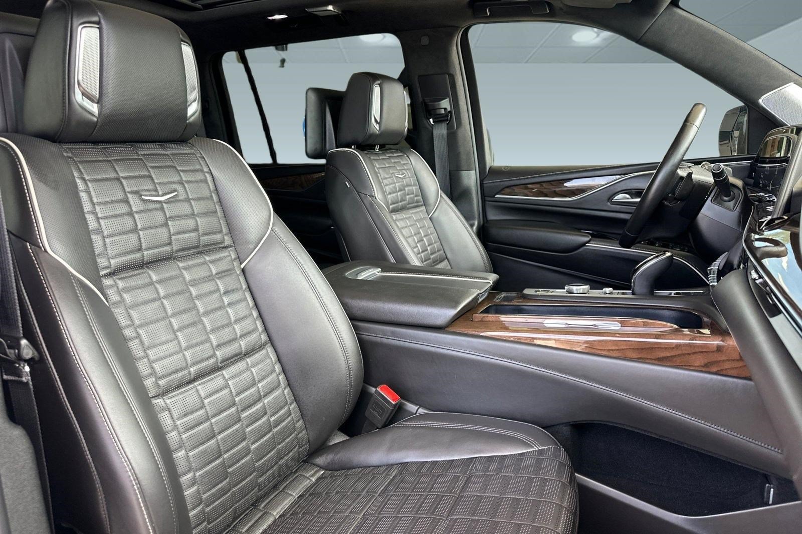 Used 2024 Cadillac Escalade ESV Sport Platinum w/ LPO, ONYX Package AWD/4WD image 29