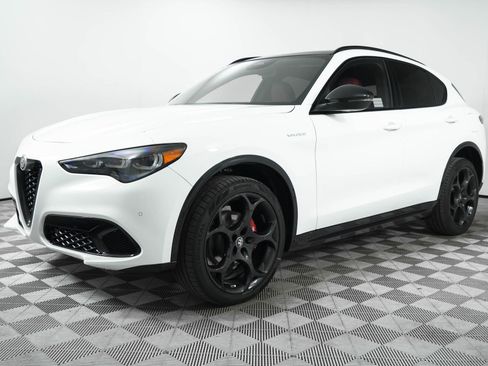 New 2025 Alfa Romeo Stelvio Sprint image 3