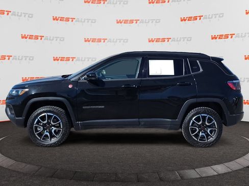 Used 2025 Jeep Compass Trailhawk AWD/4WD image 2