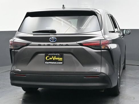 Used 2024 Toyota Sienna LE image 4