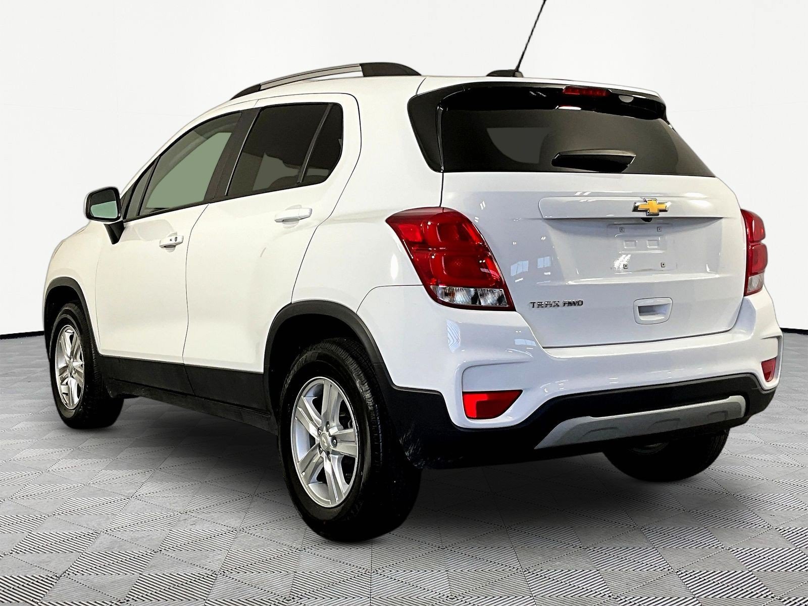 Used 2022 Chevrolet Trax LT w/ LT Convenience Package AWD/4WD image 4