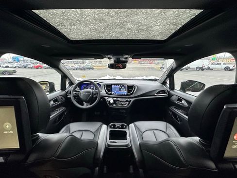 Used 2024 Chrysler Pacifica Touring-L w/ Uconnect Theater Family Group image 43