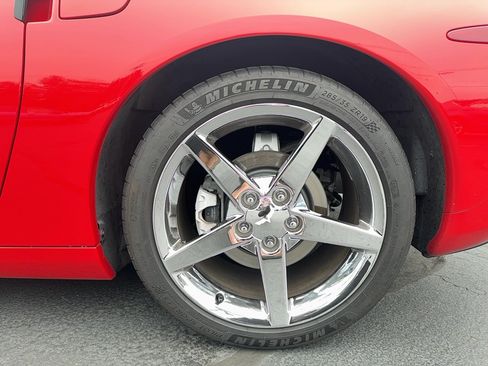 Used 2005 Chevrolet Corvette Convertible w/ Preferred Equipment Group RWD image 12