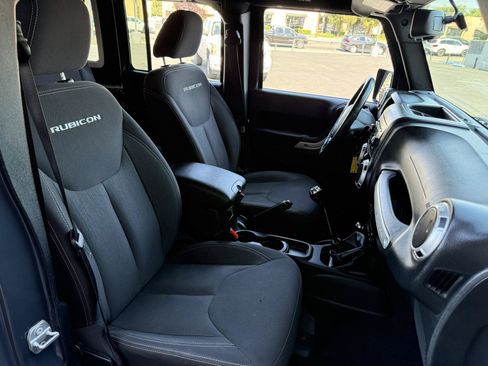Used 2017 Jeep Wrangler Unlimited Rubicon w/ Cold Weather Group AWD/4WD image 18