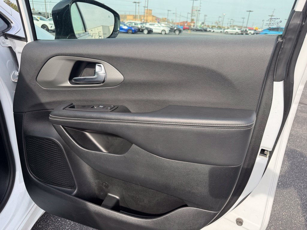 Used 2025 Chrysler Pacifica Select FWD image 18