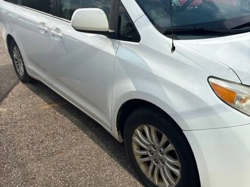 Used 2012 Toyota Sienna XLE w/ Entertainment Pkg FWD image 2