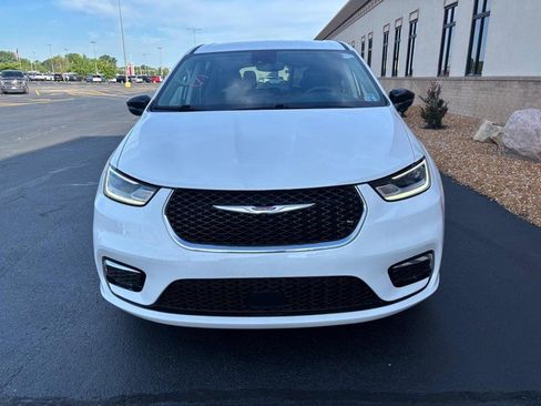 Used 2024 Chrysler Pacifica Touring-L FWD image 11