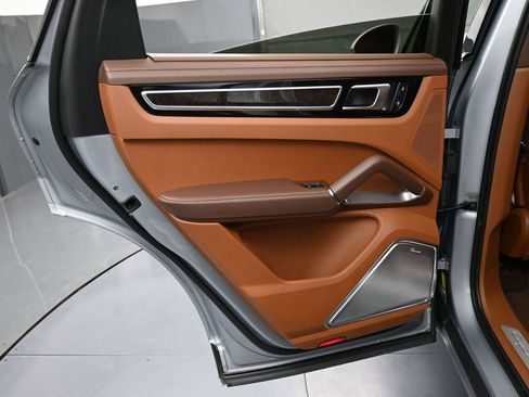 Certified 2023 Porsche Cayenne Turbo AWD/4WD image 24
