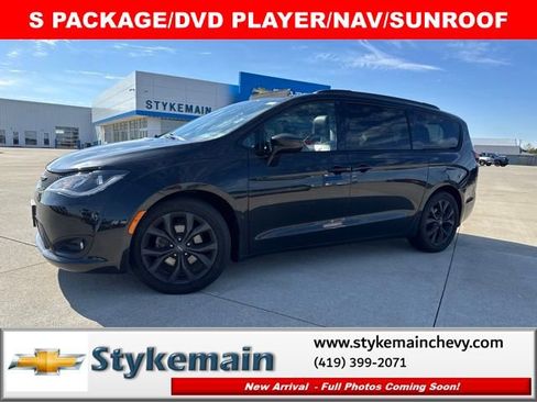Used 2020 Chrysler Pacifica Touring-L Plus w/ S Appearance Package FWD image 1
