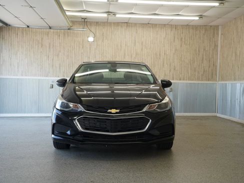 Used 2017 Chevrolet Cruze LT image 2