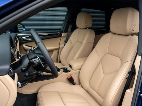 Certified 2025 Porsche Macan image 5