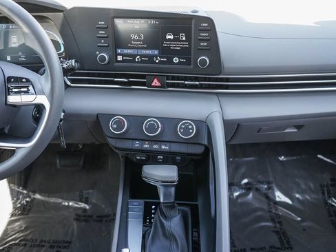 Used 2024 Hyundai Elantra SE FWD image 12