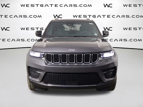 Used 2025 Jeep Grand Cherokee Laredo RWD image 2