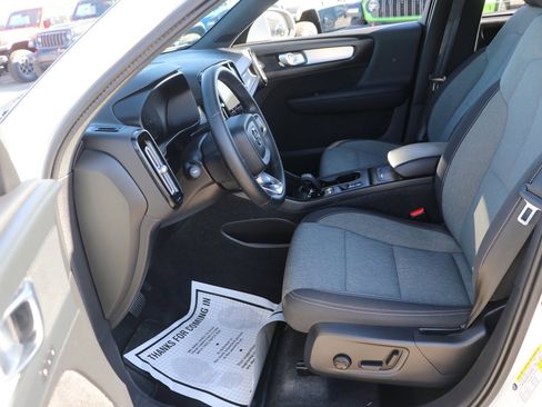 Used 2024 Volvo XC40 B5 Core image 13