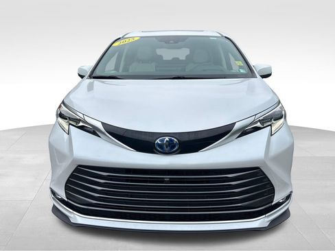 Certified 2025 Toyota Sienna Platinum AWD/4WD image 8