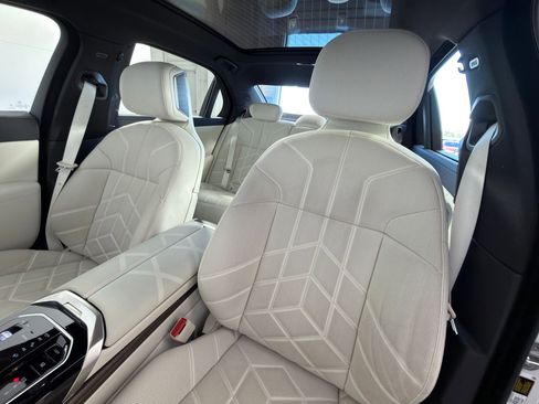 Used 2025 BMW 760i xDrive 760i xDrive w/ Premium Package image 27