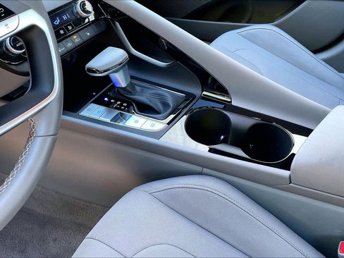 Certified 2025 Hyundai Elantra SEL image 13