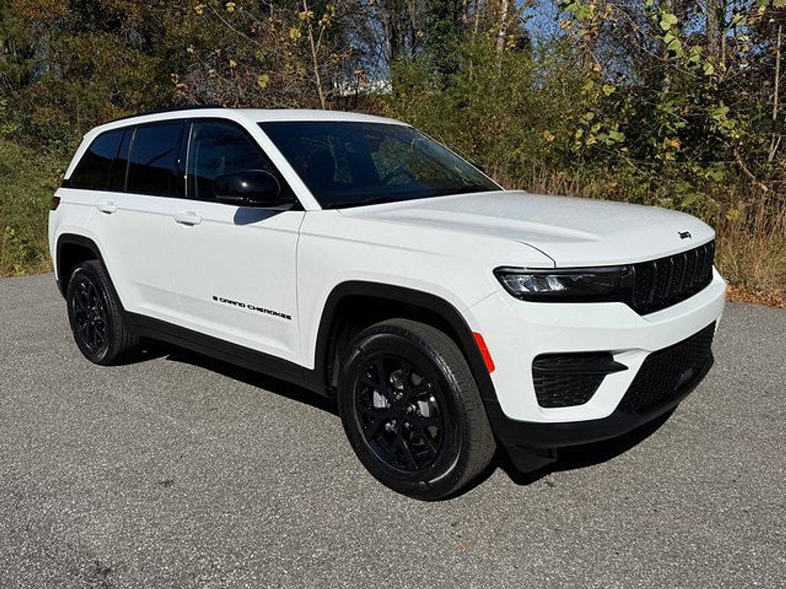 Used 2025 Jeep Grand Cherokee Altitude AWD/4WD image 4
