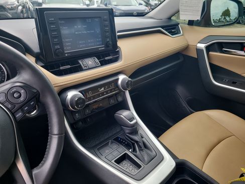 Used 2021 Toyota RAV4 XLE Premium image 23