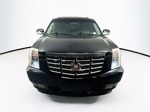 Used 2014 Cadillac Escalade Luxury RWD image 2