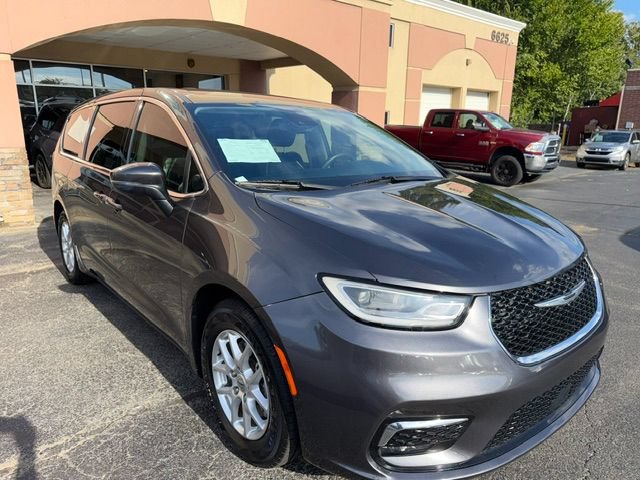 Used 2023 Chrysler Pacifica Touring-L FWD image 2