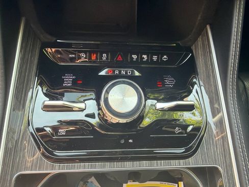Used 2022 Jeep Wagoneer Series III w/ Premium Group I AWD/4WD image 11