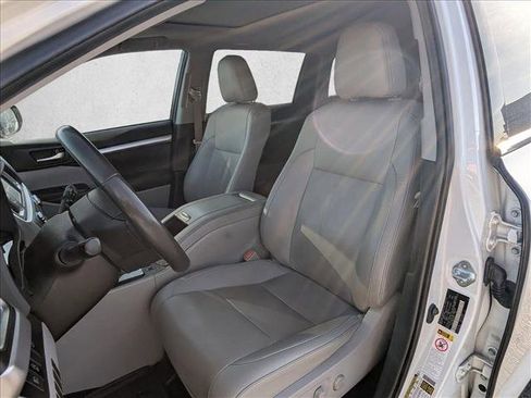 Used 2019 Toyota Highlander XLE image 16