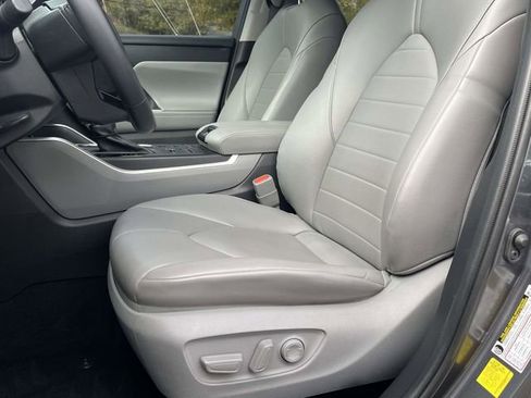 Used 2021 Toyota Highlander XLE image 12