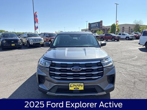 Used 2025 Ford Explorer Active AWD/4WD image 4