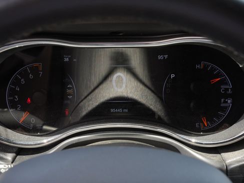 Used 2019 Jeep Grand Cherokee Altitude RWD image 12