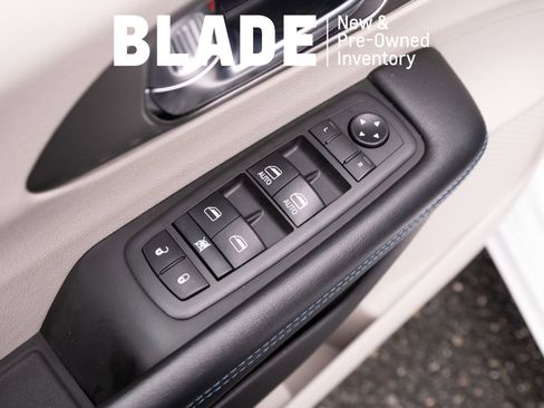 Used 2021 Chrysler Pacifica Touring-L image 15