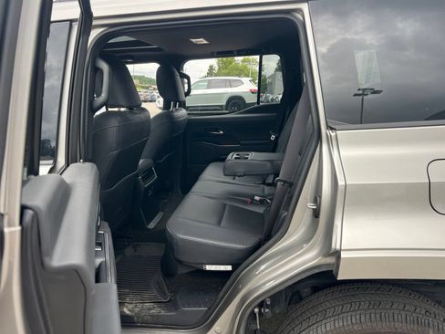Used 2025 Lexus GX 550 w/ Accessory Package (2T) AWD/4WD image 29