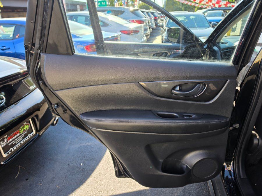 Used 2019 Nissan Rogue S AWD/4WD image 30