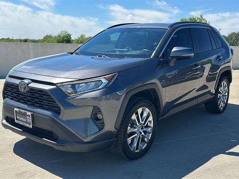 Used 2020 Toyota RAV4 XLE Premium FWD image 9