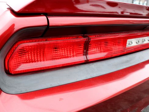 Used 2014 Dodge Challenger SXT image 9