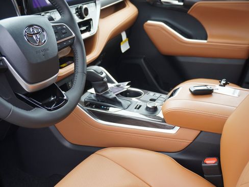New 2026 Toyota Highlander Platinum AWD/4WD image 24
