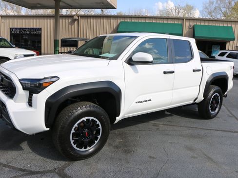 Used 2024 Toyota Tacoma TRD Off-Road AWD/4WD image 1