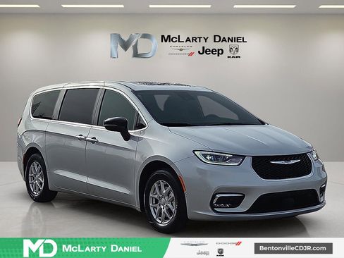 New 2026 Chrysler Pacifica Select image 1