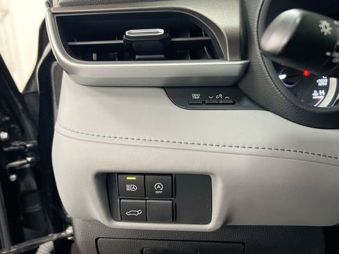 Used 2023 Toyota Highlander LE image 19