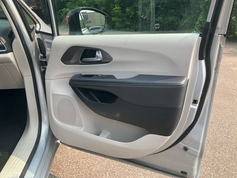 Used 2024 Chrysler Pacifica Touring-L FWD image 18