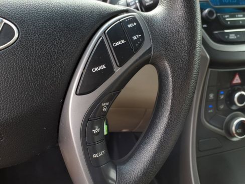 Used 2014 Hyundai Elantra SE image 21