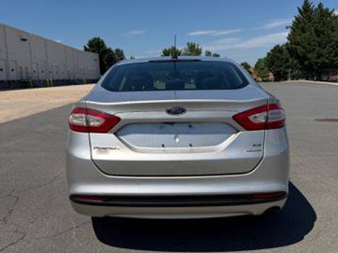 Used 2016 Ford Fusion SE FWD image 5