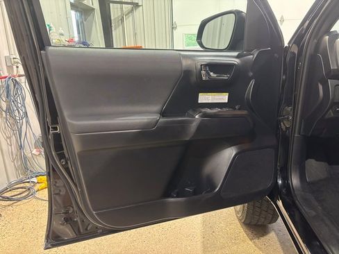 Used 2019 Toyota Tacoma TRD Off-Road image 10