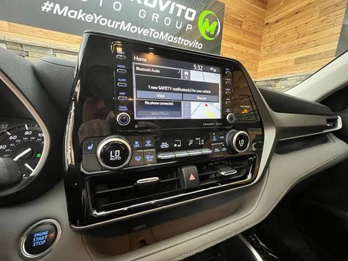 Used 2020 Toyota Highlander XLE AWD/4WD image 37