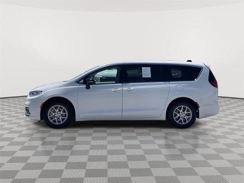 Used 2024 Chrysler Pacifica Touring-L FWD image 2