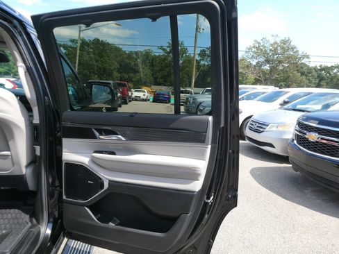 Used 2022 Jeep Wagoneer Series III w/ Premium Group I AWD/4WD image 28