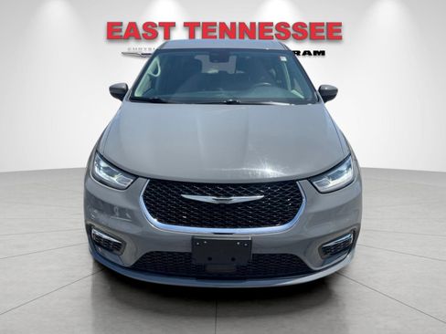 Used 2023 Chrysler Pacifica Touring-L FWD image 9