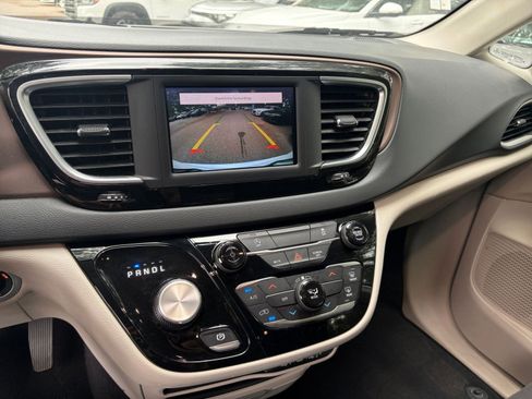 Used 2022 Chrysler Voyager LX FWD image 27